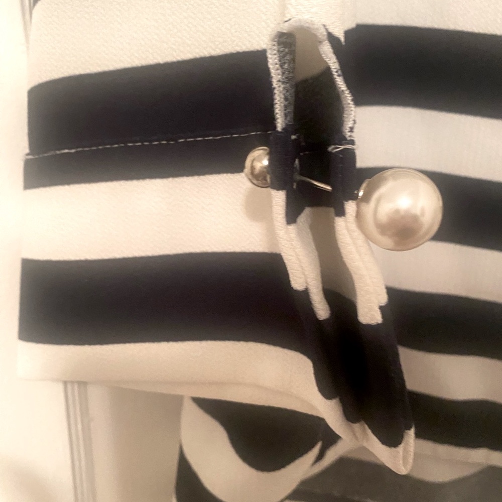 Adorable women’s striped top white and navy.